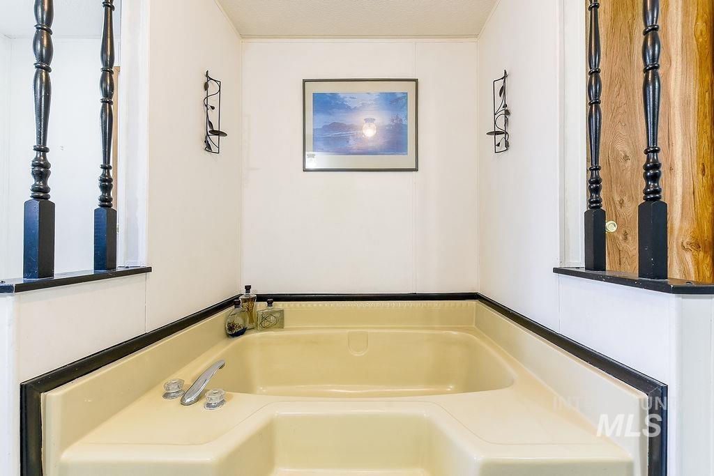609 North Almon Street, Unit 2011 Moscow, ID 83843 - Photo 37 of 45 Full bath featuring a garden tub
