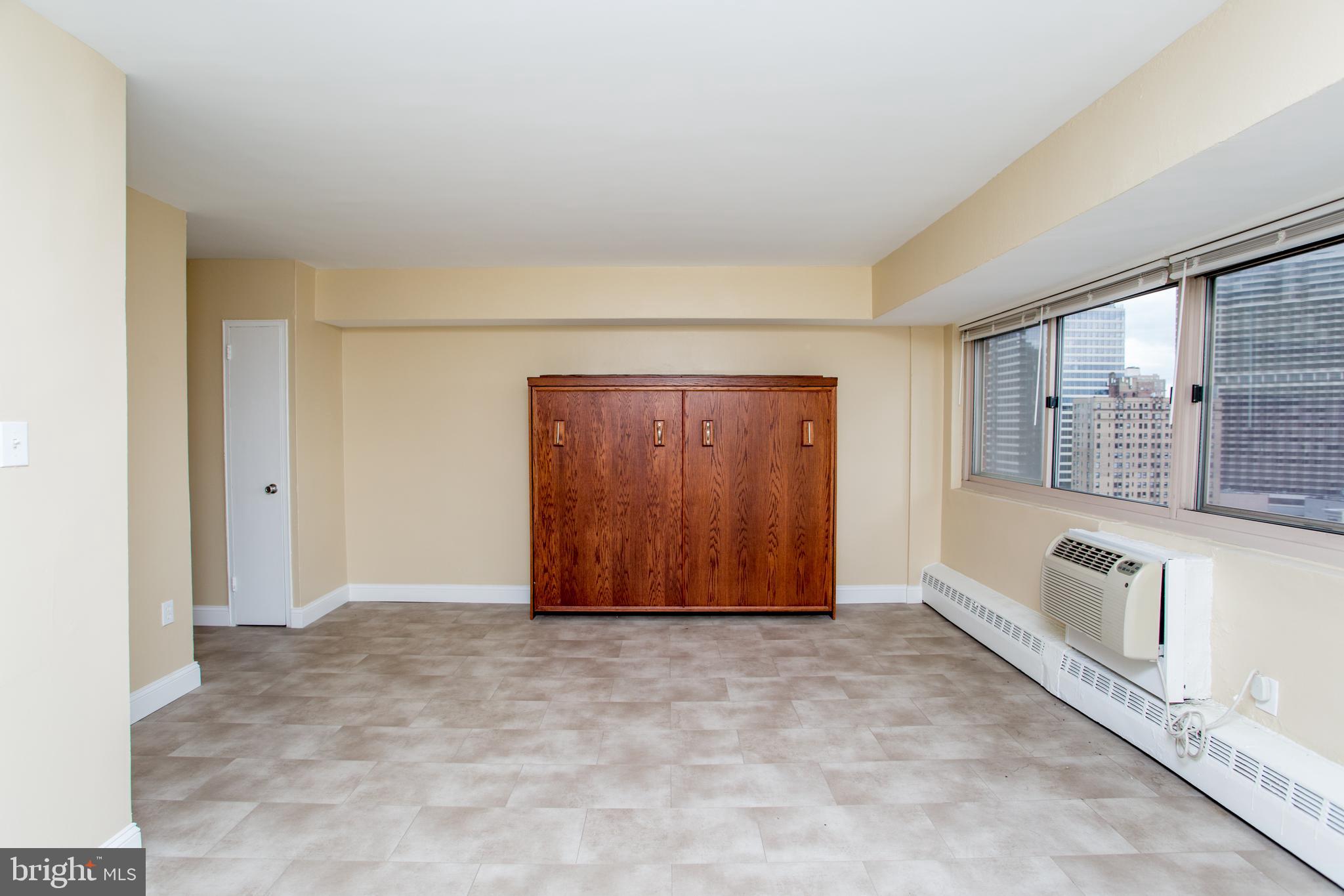 2101-17 Chestnut Street, Unit 1809 Philadelphia, PA 19103 - Photo 13 of 38 an empty room with windows