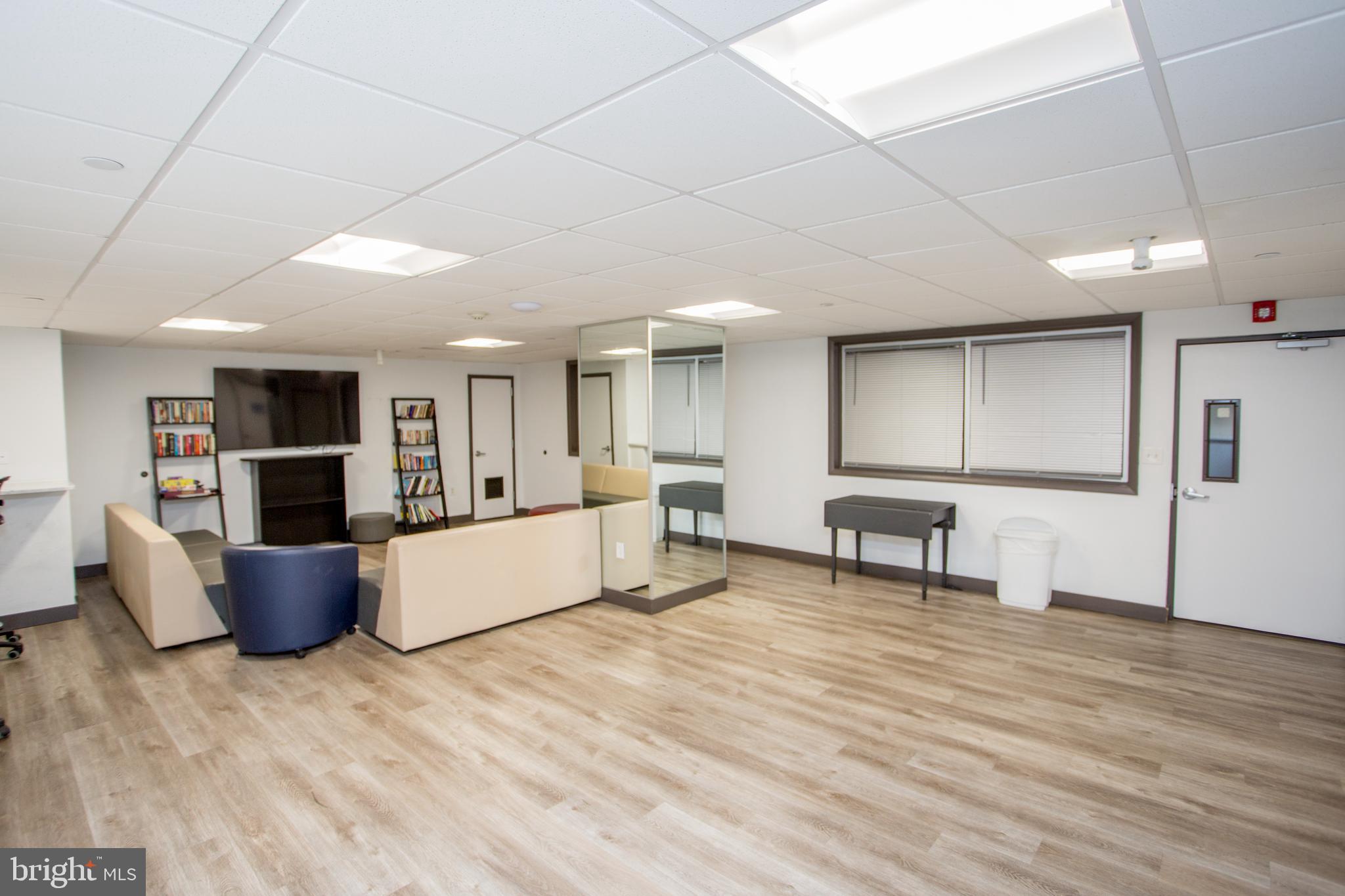 2101-17 Chestnut Street, Unit 1809 Philadelphia, PA 19103 - Photo 33 of 38 a living room with furniture and a wooden floor