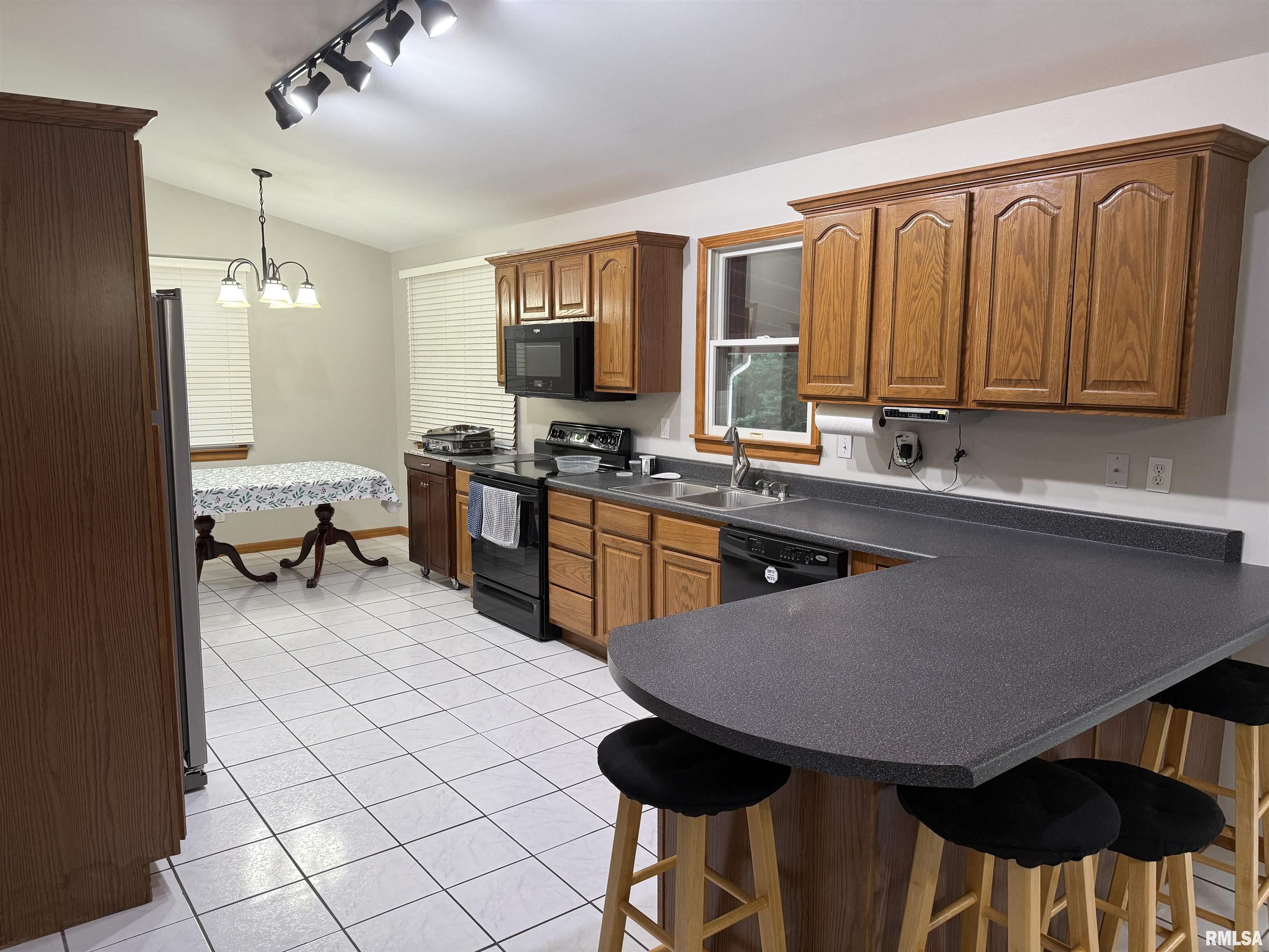 1334 Rim Road Quincy, IL 62305 - Photo 8 of 33 Gallery Image 8