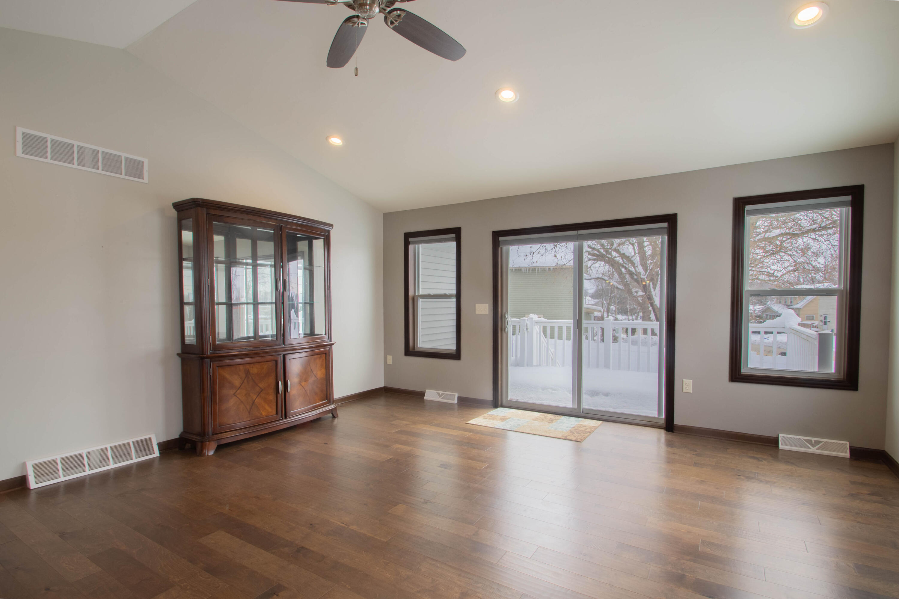 301 Creekside Court Watertown, WI 53098 - Photo 14 of 36 Dining/Living Area