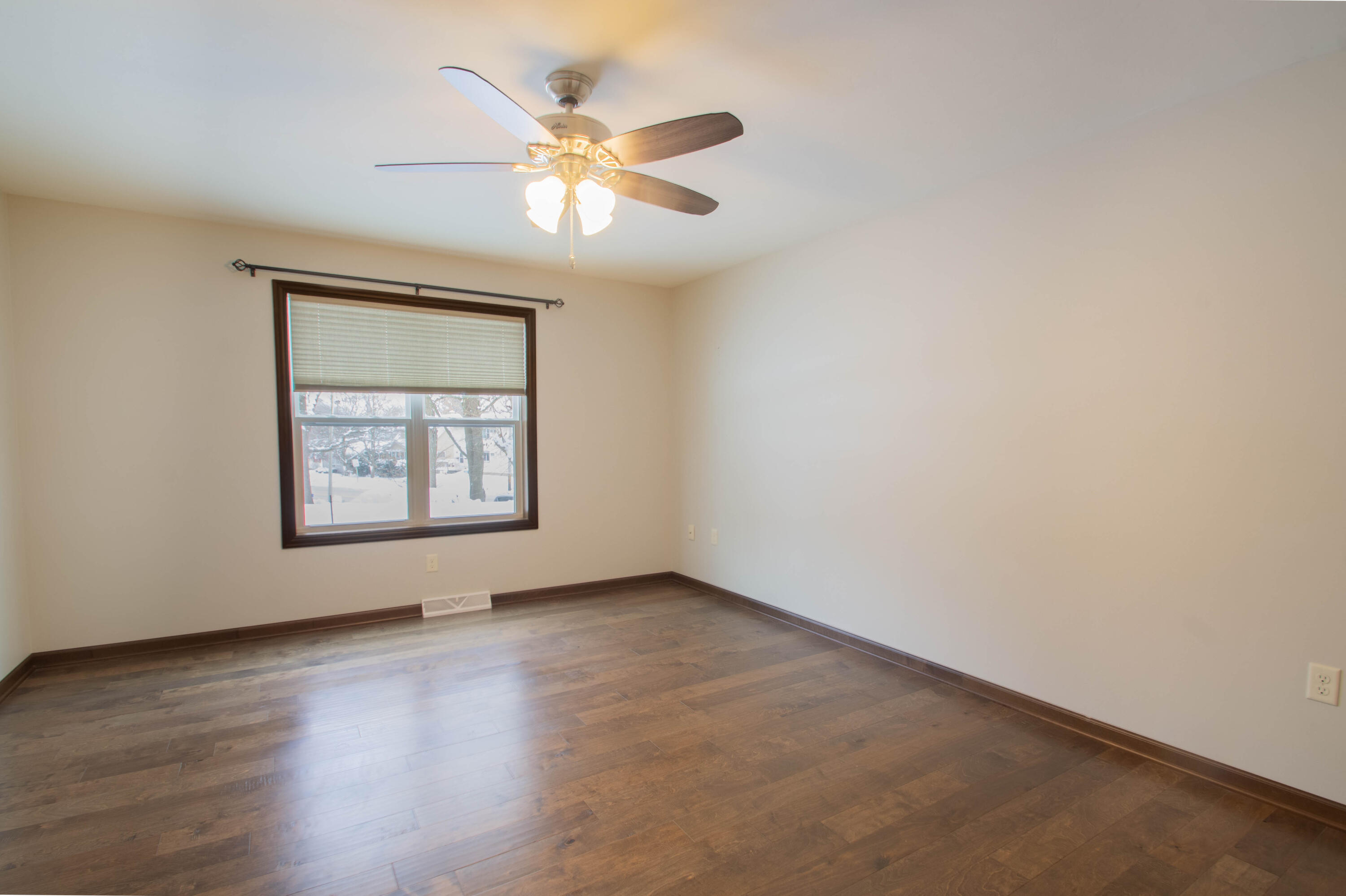 301 Creekside Court Watertown, WI 53098 - Photo 17 of 36 Owner's Suite