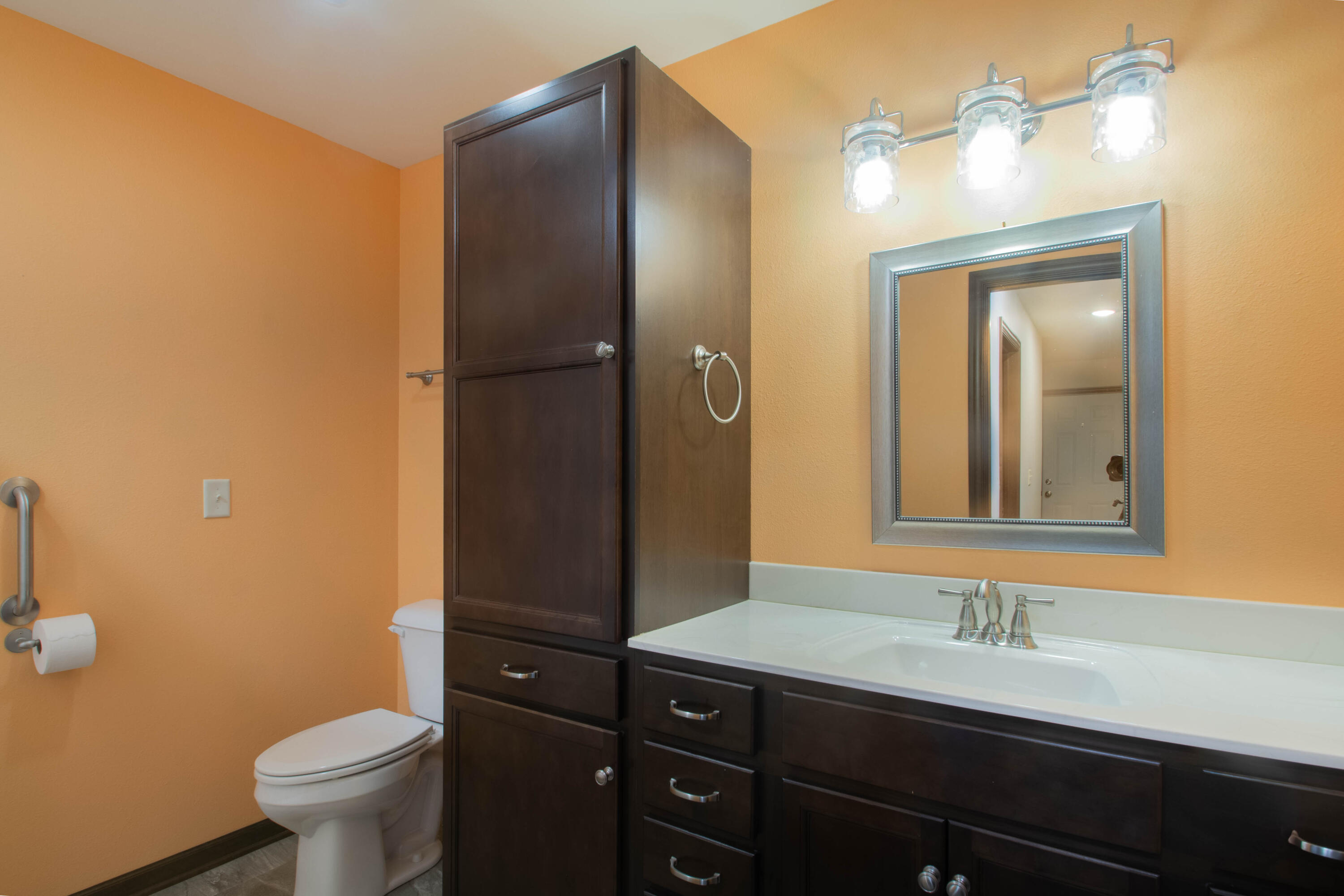 301 Creekside Court Watertown, WI 53098 - Photo 24 of 36 Full Bathroom on Main Floor