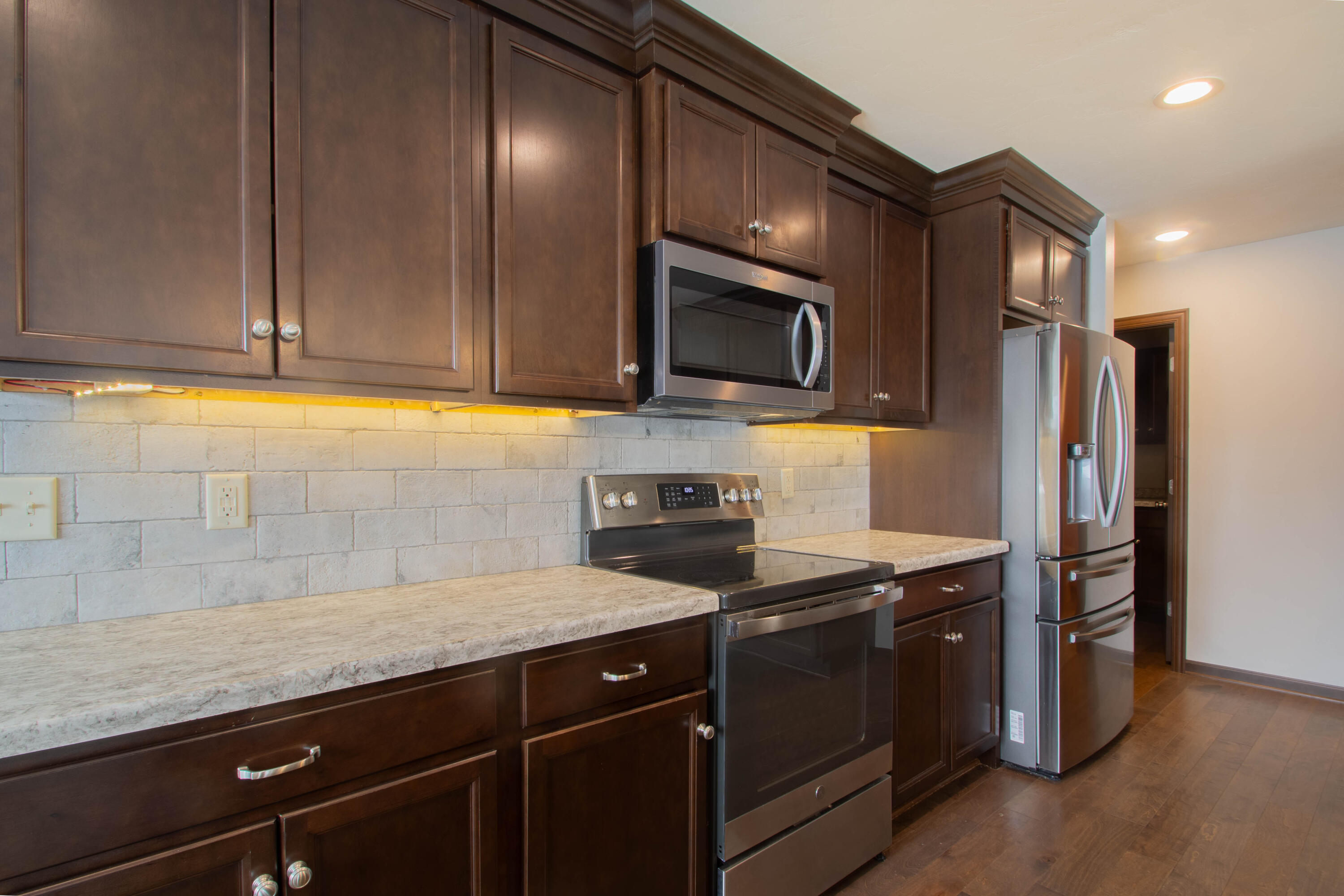 301 Creekside Court Watertown, WI 53098 - Photo 6 of 36 Kitchen