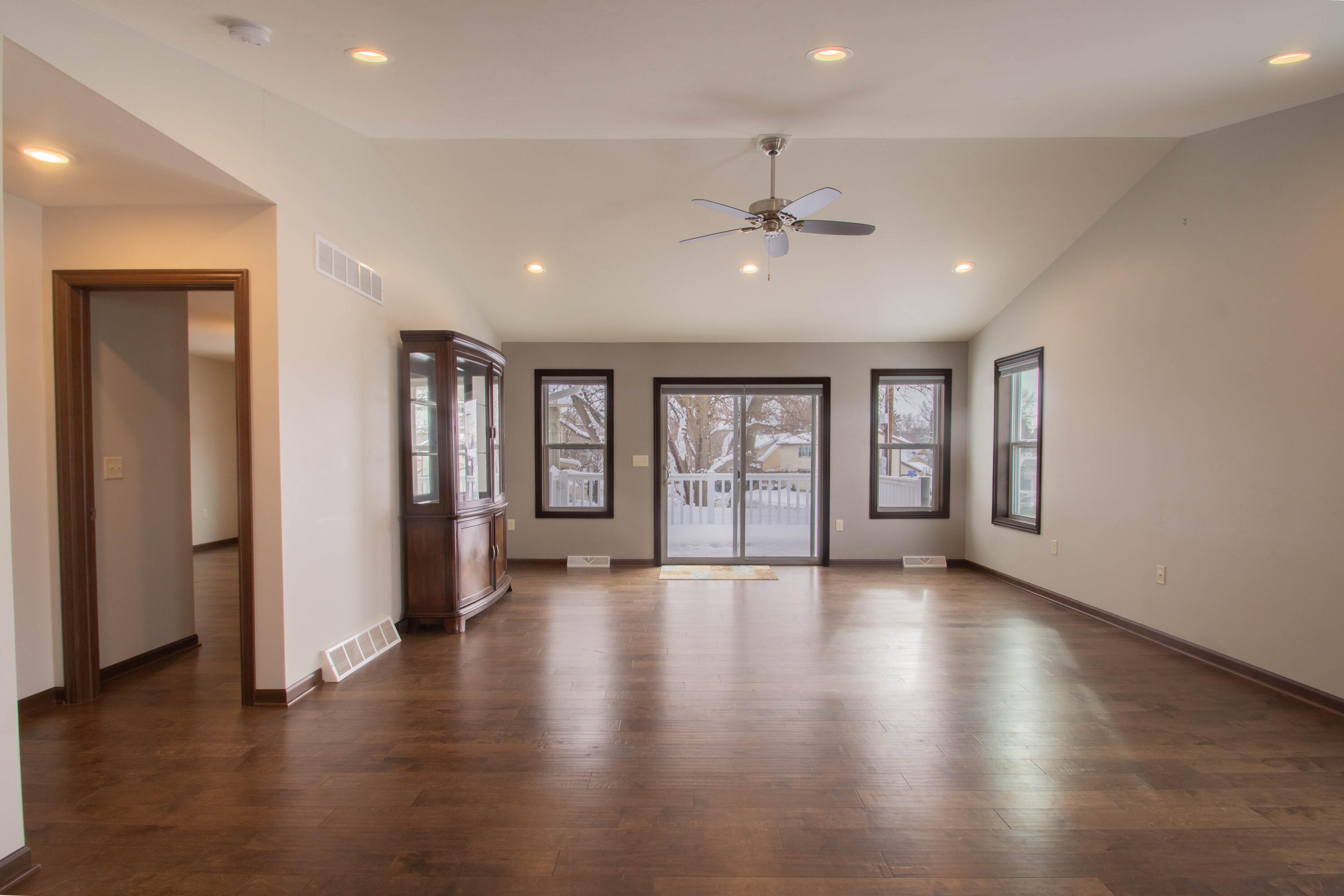 301 Creekside Court Watertown, WI 53098 - Photo 9 of 36 Dining/Living Area