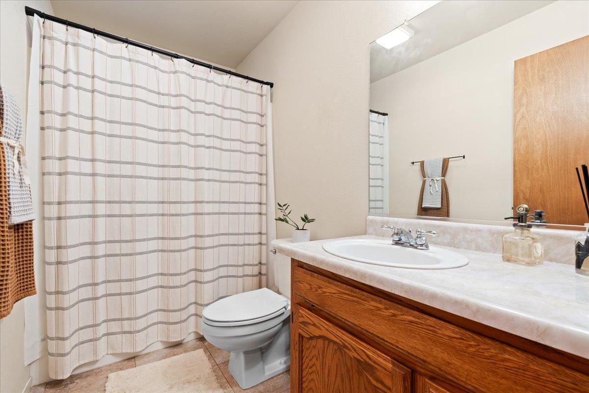 19975 Scotts Flat Road Nevada City, CA 95959 - Photo 22 of 55 Full Guest Bath