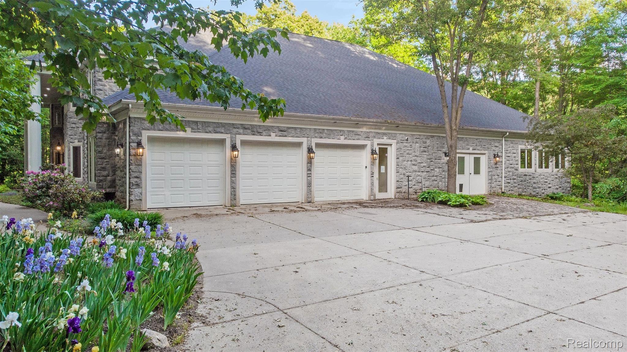 2401 Sullivan Road Oxford, MI 48371 - Photo 2 of 31 Summer Garage Pic.jpg