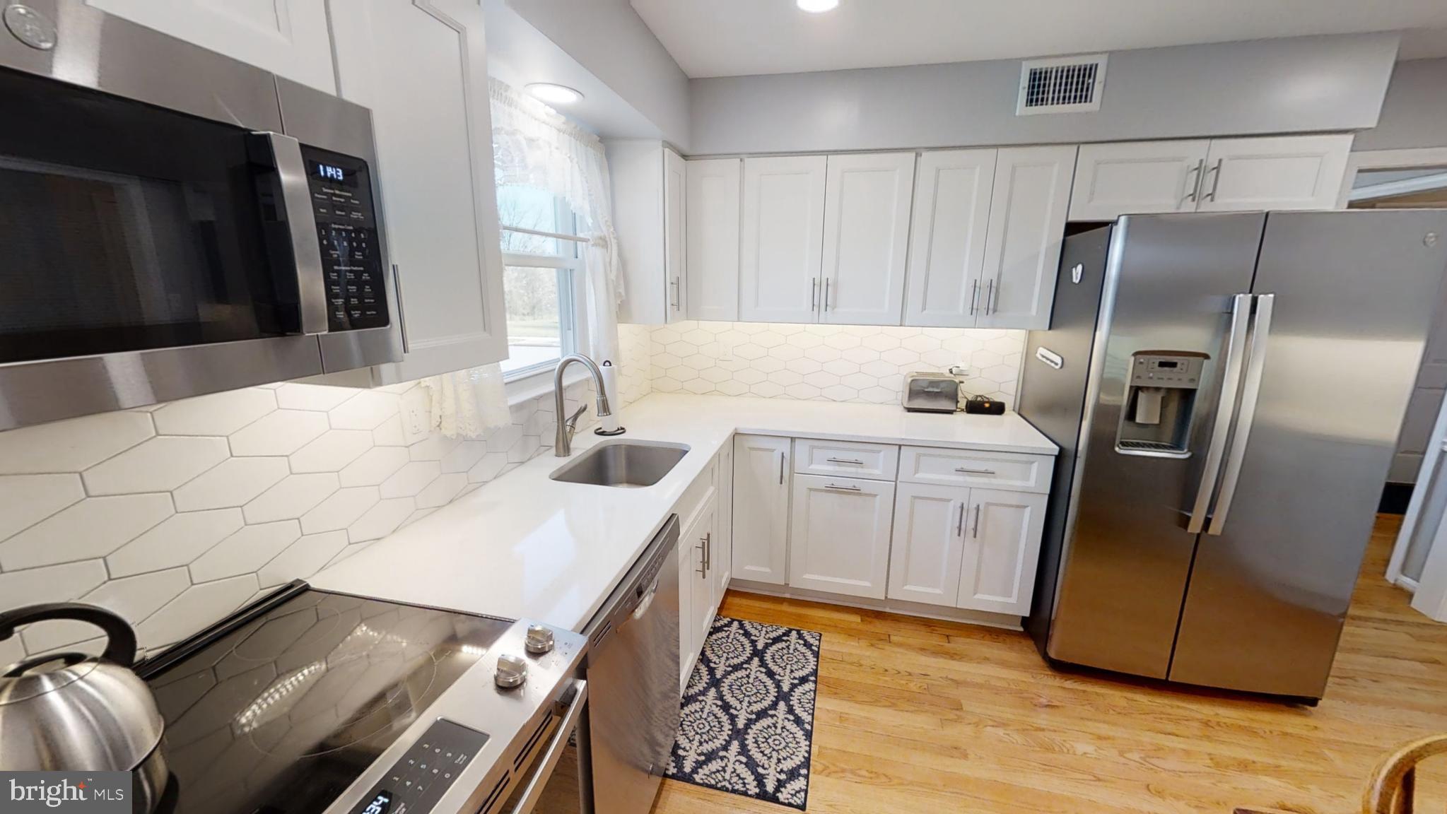 4346 Cub Run Road Chantilly, VA 20151 - Photo 3 of 32 Granite Counters