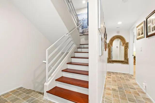 a view of entryway with furniture