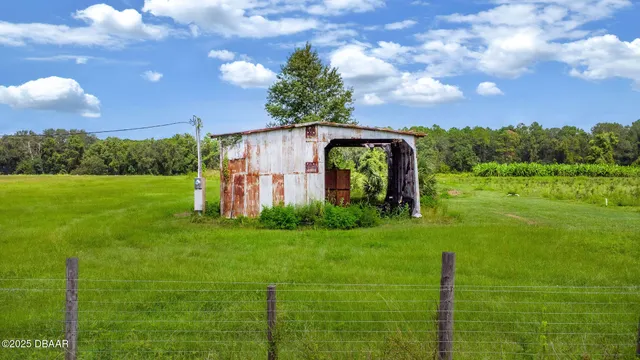 a view of a back yard