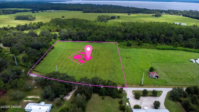 a view of a back yard