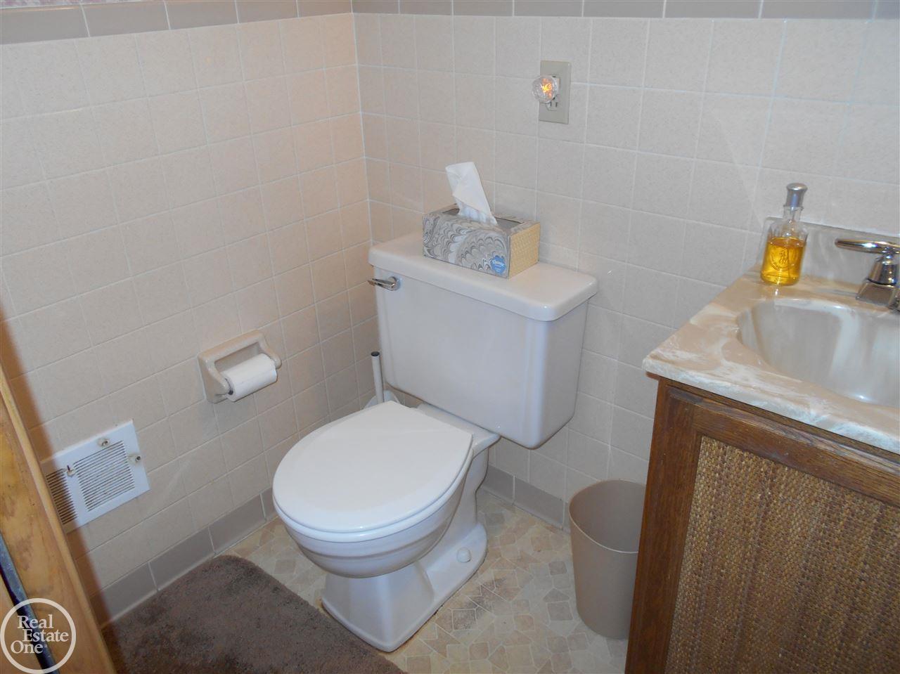 2023 Avoncrest Drive Rochester, MI 48309 - Photo 10 of 19 31380946-9.JPG