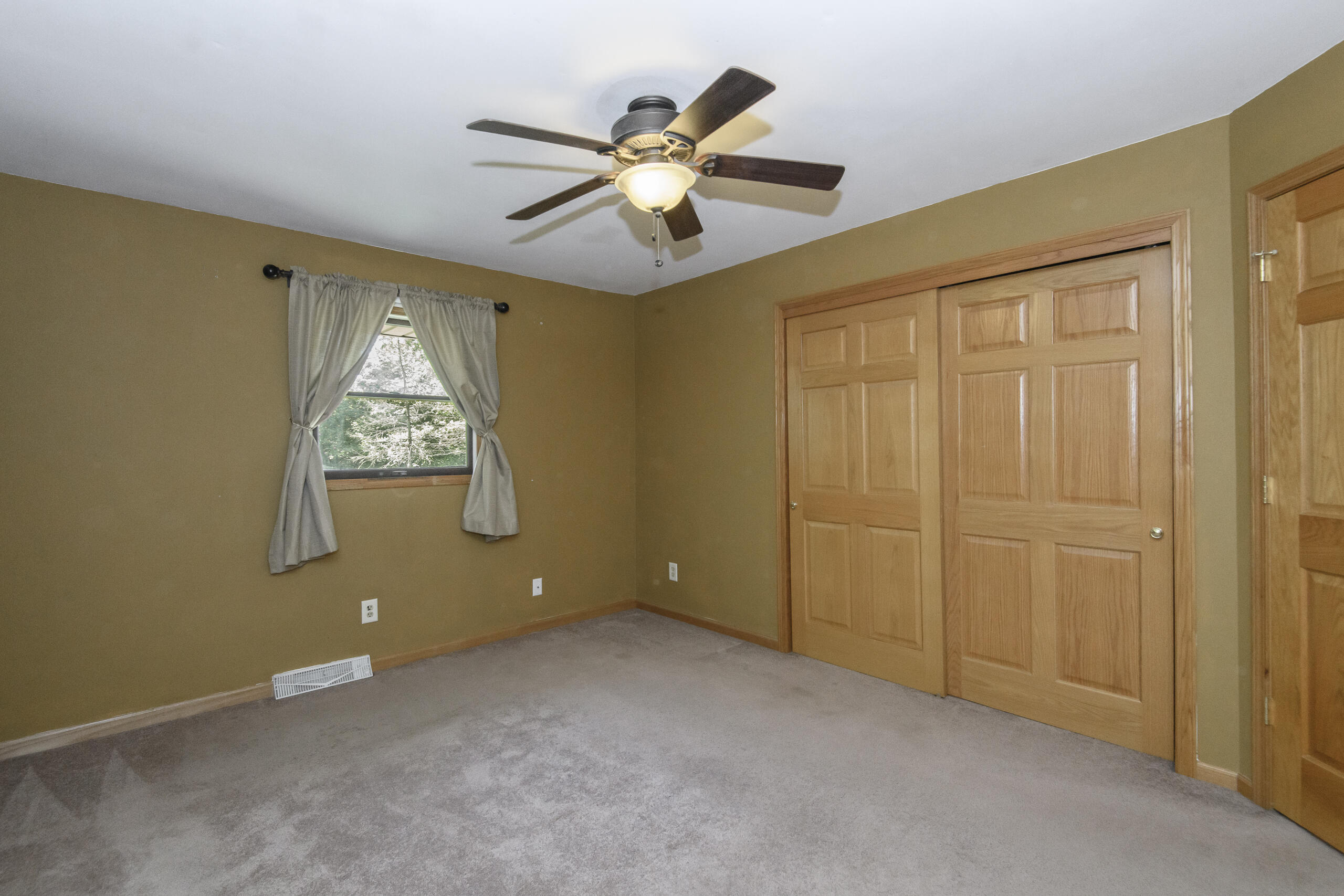 705 Fox Knoll Drive Rochester, WI 53185 - Photo 25 of 52 705 Fox Knoll-34