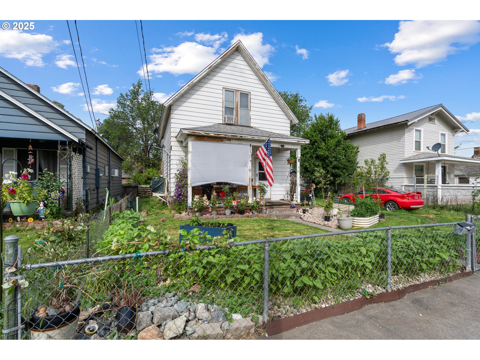 615 Southwest 5th Street Pendleton, OR 97801 - Photo 3 of 27 a front view of house with small garden and plants