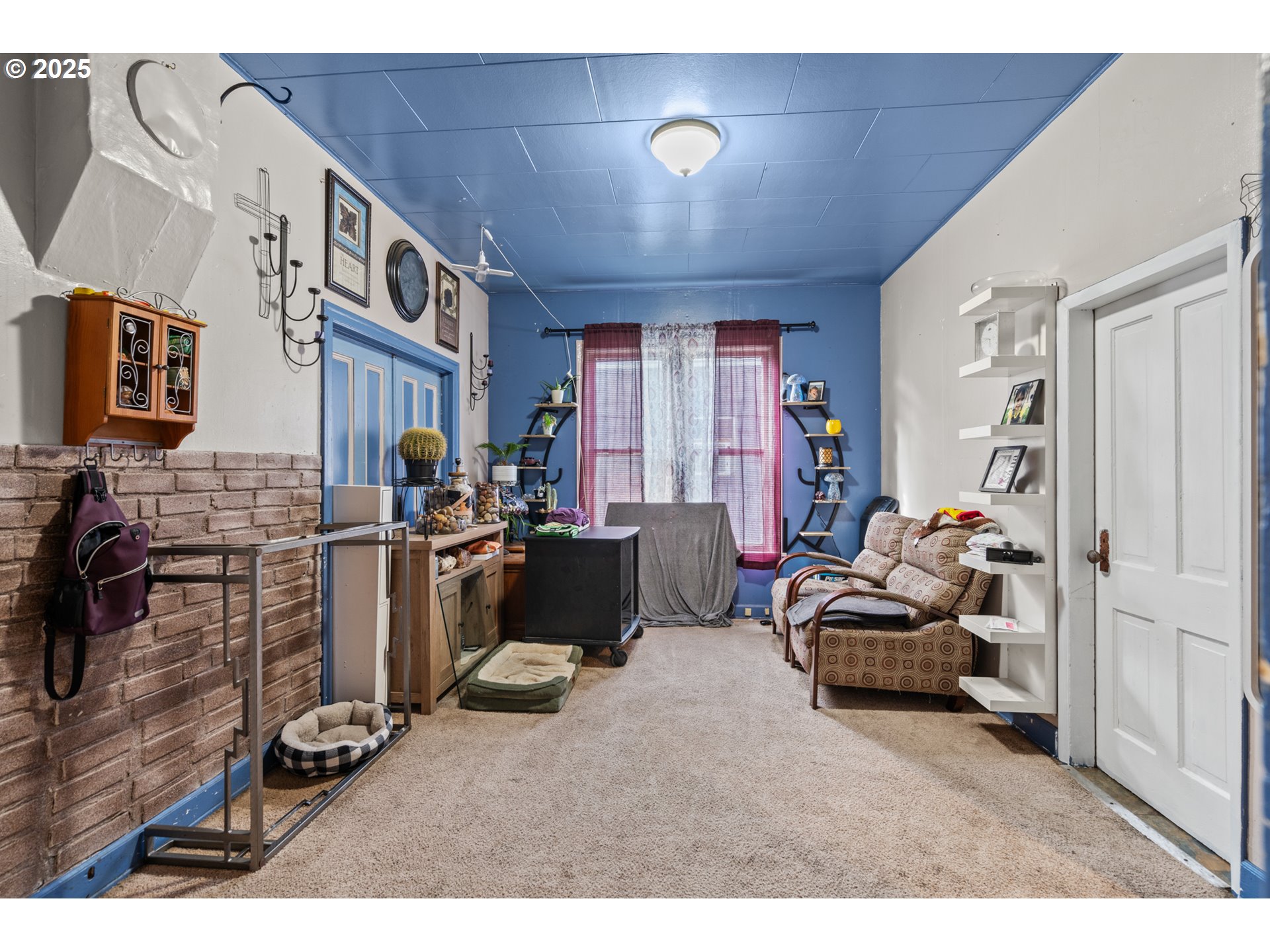 615 Southwest 5th Street Pendleton, OR 97801 - Photo 10 of 27 a view of a livingroom with furniture and a livingroom