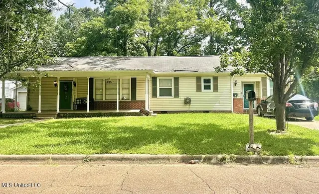 $449,900 | 809 Robertson Street, Brookhaven, MS 39601