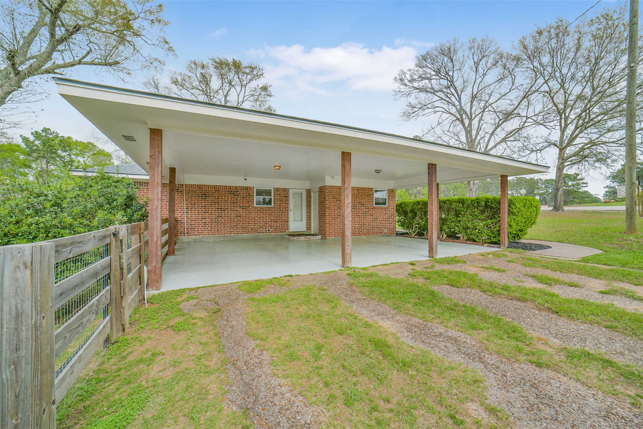 10313 South Williams Road Conroe, TX 77303 - Photo 38 of 48 Car port leads to the kitchen