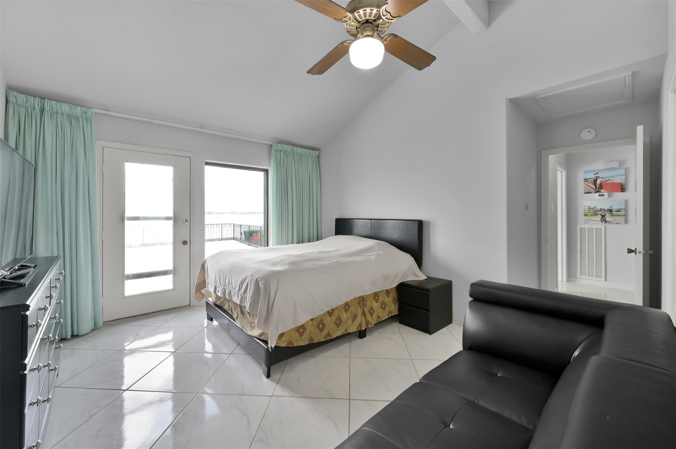 35 Lakeview Village Conroe, TX 77356 - Photo 18 of 34 a bedroom with a bed and glass window