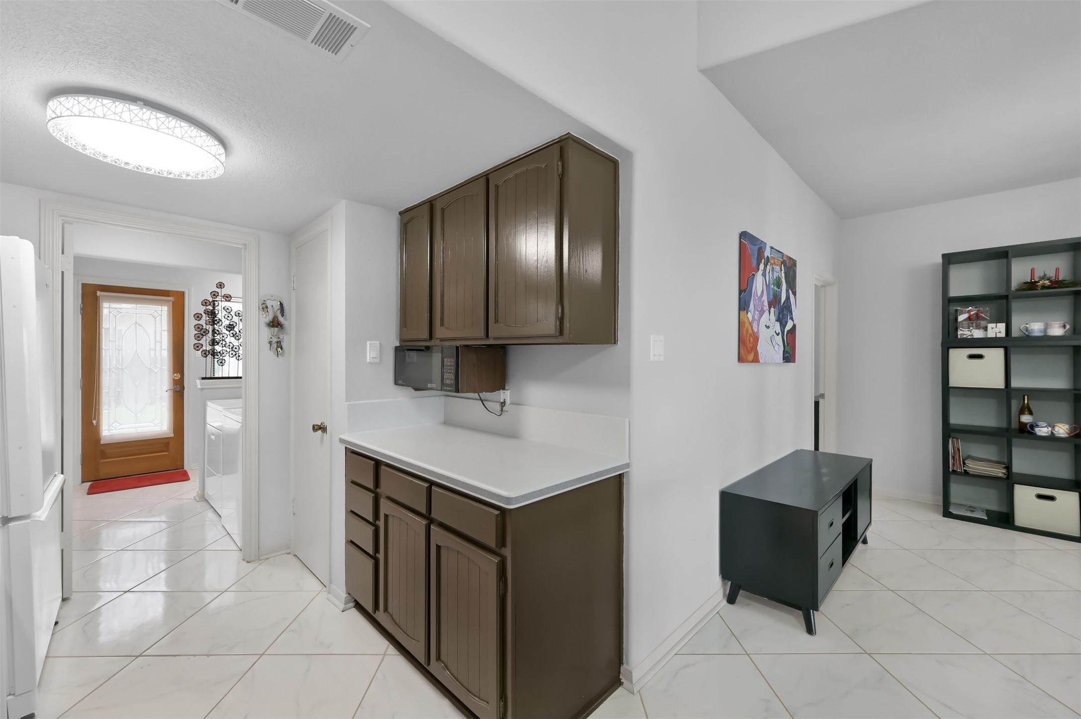 35 Lakeview Village Conroe, TX 77356 - Photo 8 of 34 a hallway with a elevator and a potted plant