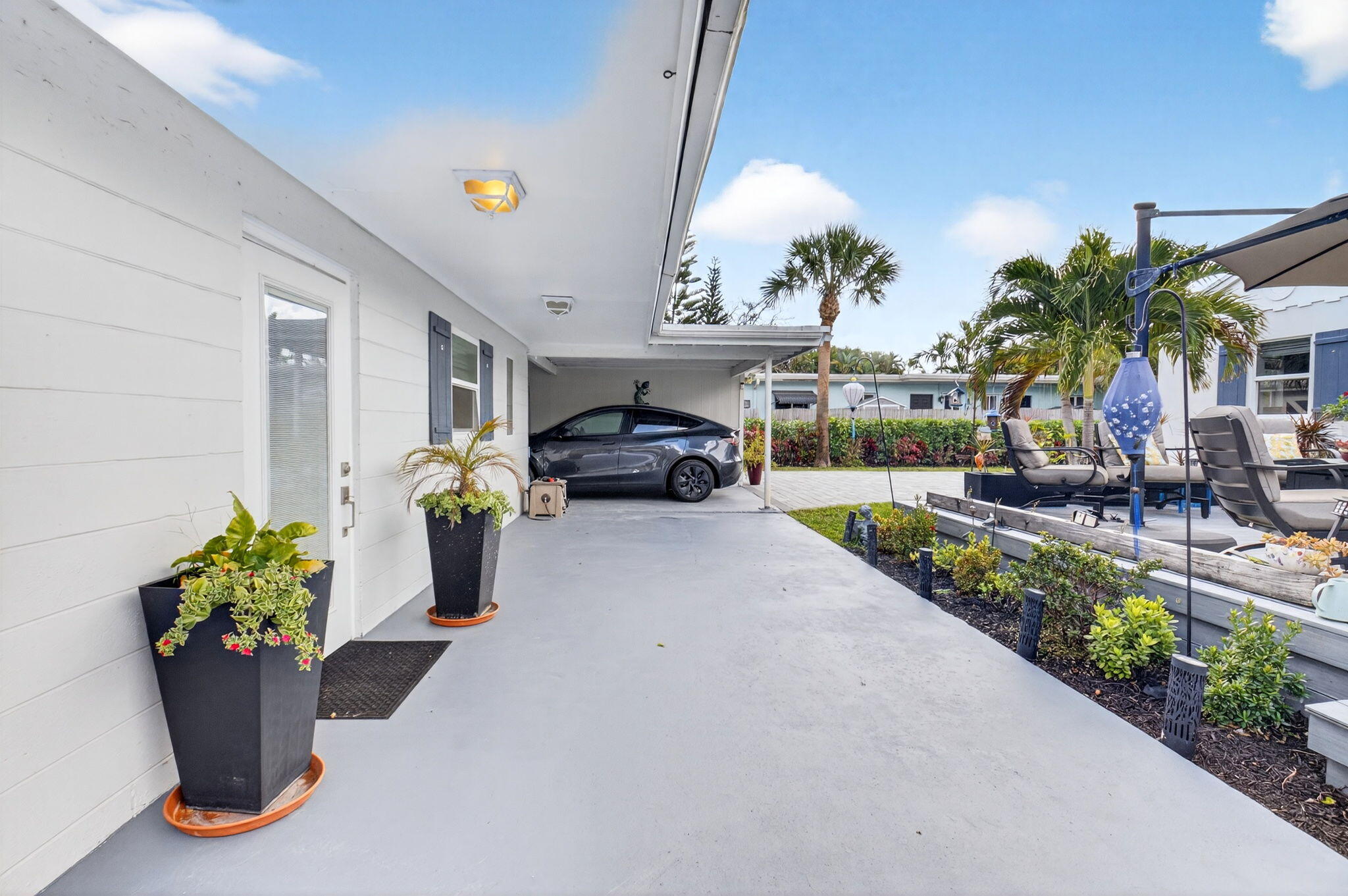 233 Northeast 12th Street Delray Beach, FL 33444 - Photo 45 of 55 a living room filled with furniture and a potted plant