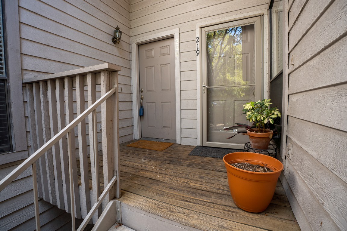 a view of entryway of the house