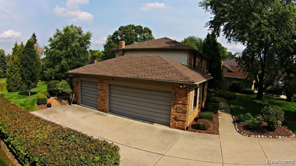 2836 Woodford Circle Rochester, MI 48306 - Photo 2 of 37 Woodford Cir 3 Car Garage.jpg