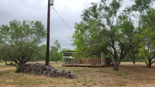 a view of a backyard