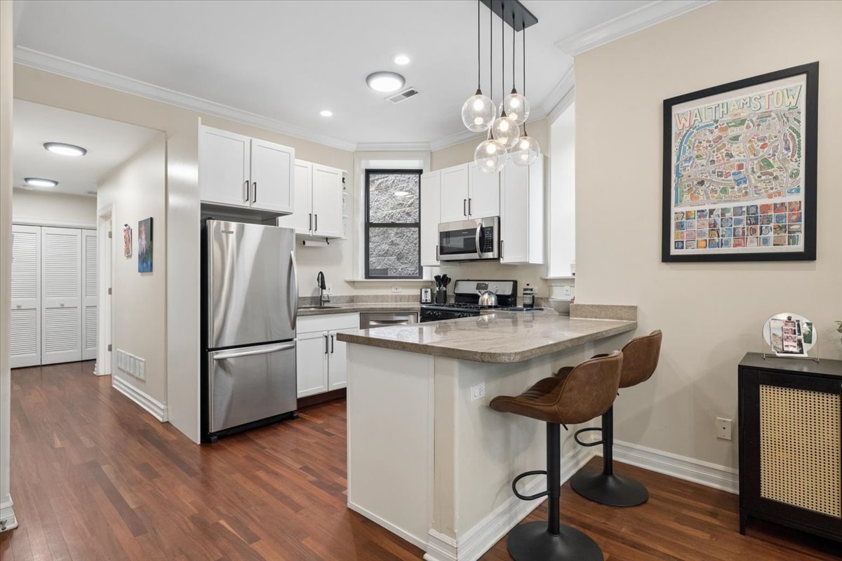 832 West Roscoe Street, Unit 2 Chicago, IL 60657 - Photo 3 of 21