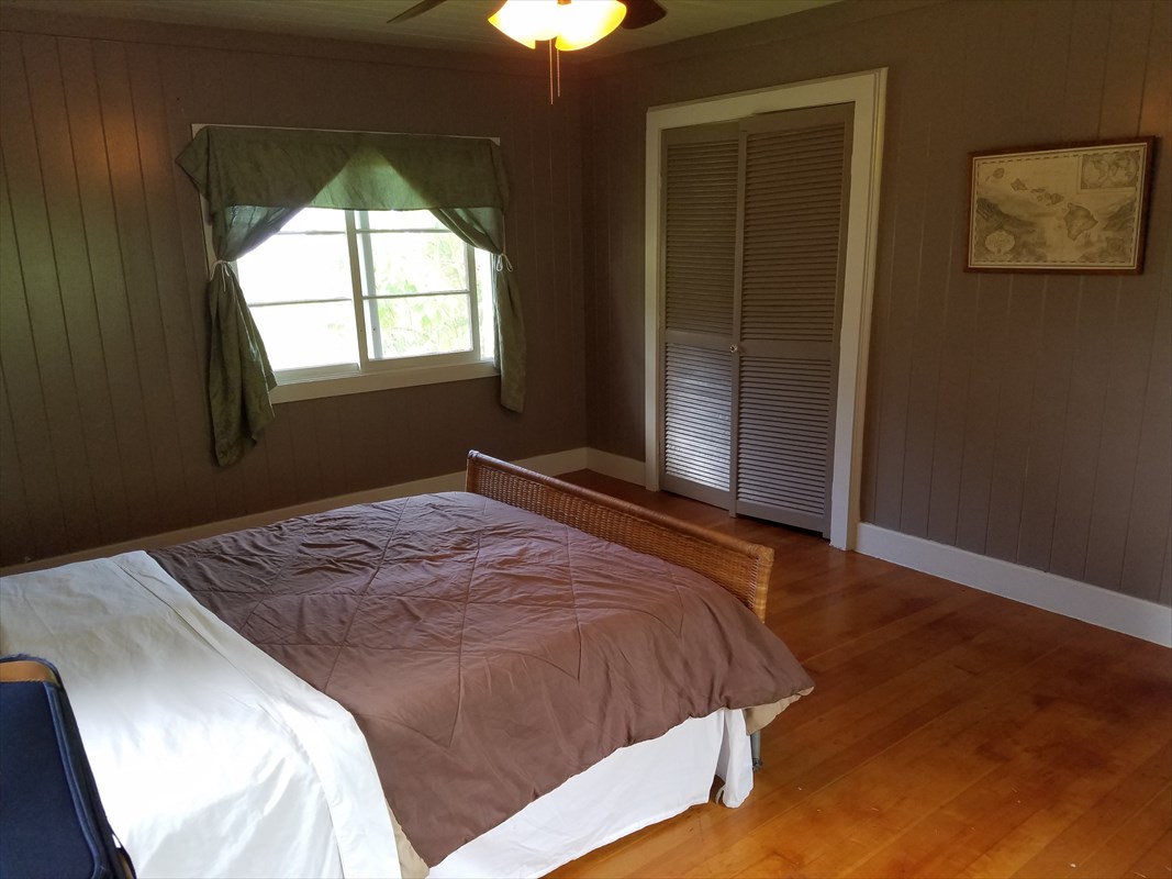 87-3460 Hawaii Belt Road Captain Cook, HI 96704 - Photo 20 of 25 a bedroom with a bed and a window