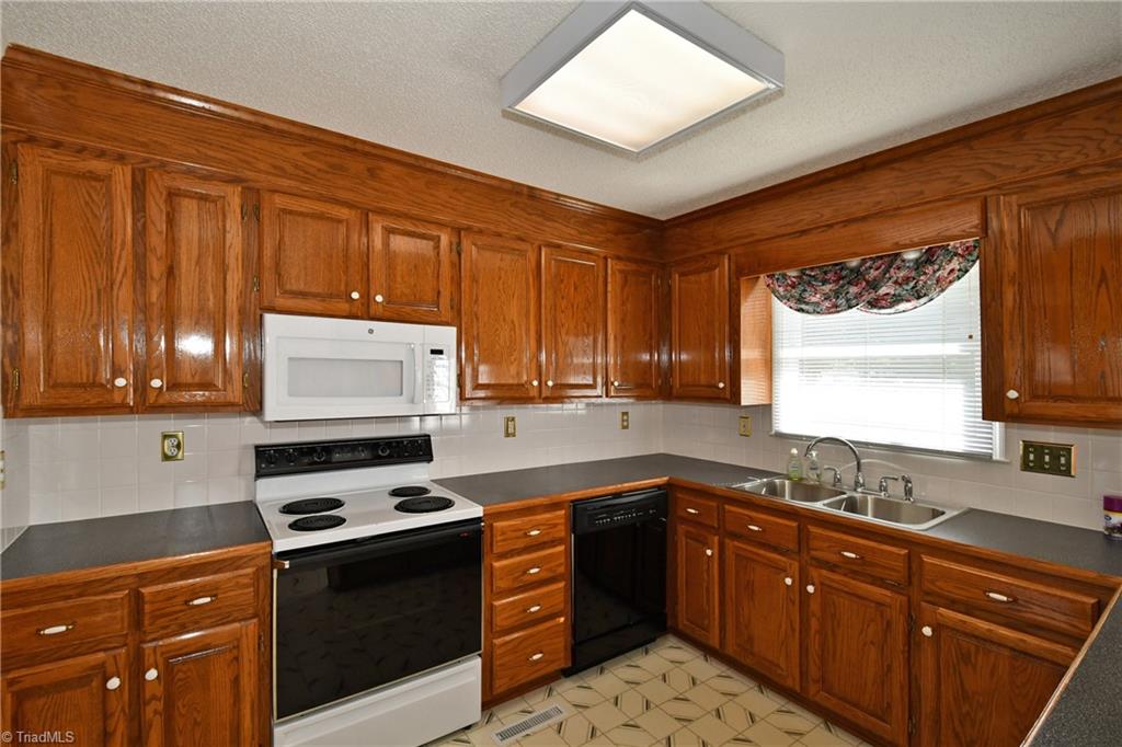 2970 Kecoughtan Road Pfafftown, NC 27040 - Photo 5 of 24 Gallery Image 5
