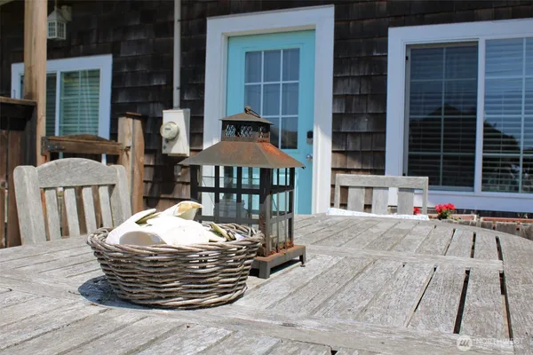 an aerial view of residential house and lake view
