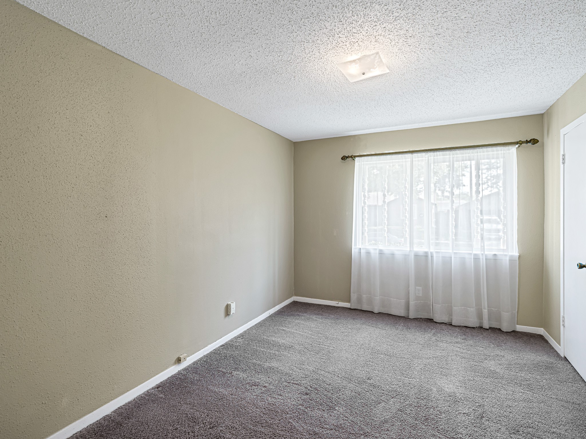 6230 Sunnygate Drive Spring, TX 77373 - Photo 22 of 33 Front bedroom with views to the front yard.