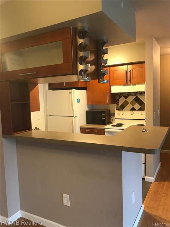 22126 Cape Cod Way, Unit 20 Farmington Hills, MI 48336 - Photo 6 of 10