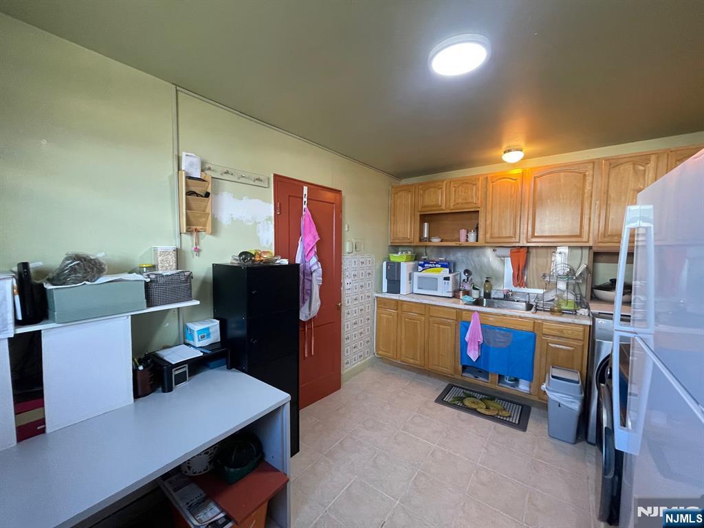 220 Bloomfield Avenue Montclair, NJ 07042 - Photo 13 of 13 a workspace with furniture
