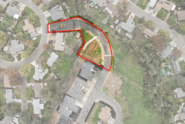 a view of entryway with outdoor