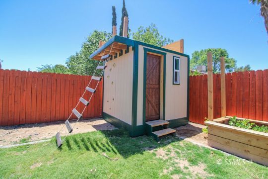 1043 Peg Street Ridgecrest, CA 93555 - Photo 39 of 45 a front view of a house with garden