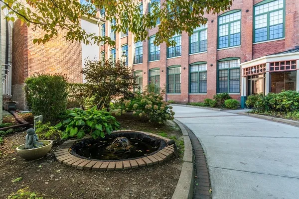 $279,000 | 15 Higgins Street, Unit 201, Smithfield, RI 02917