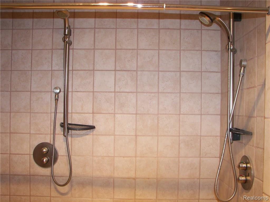 2756 Fisk Road Howell, MI 48843 - Photo 20 of 29 100_6192.JPG