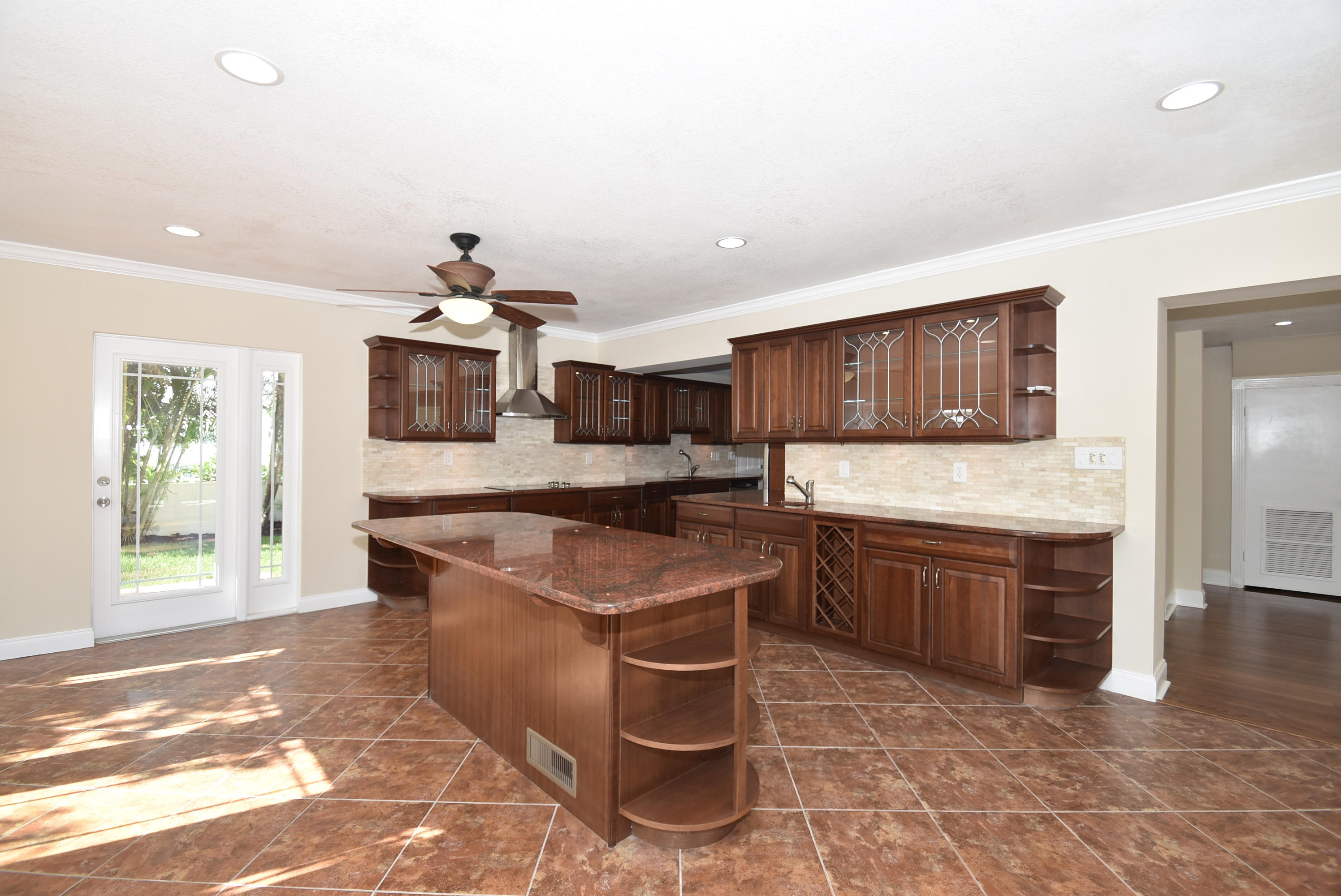 320 Colonial Road West Palm Beach, FL 33405 - Photo 10 of 36 320 Colonial Rd