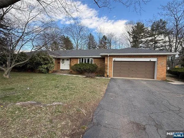 $1,299,000 | 7 Tufts Court, Paramus, NJ 07652