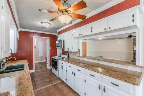 $299,000 | 5828 Westcrest Drive West, Edgecliff Village, TX 76134