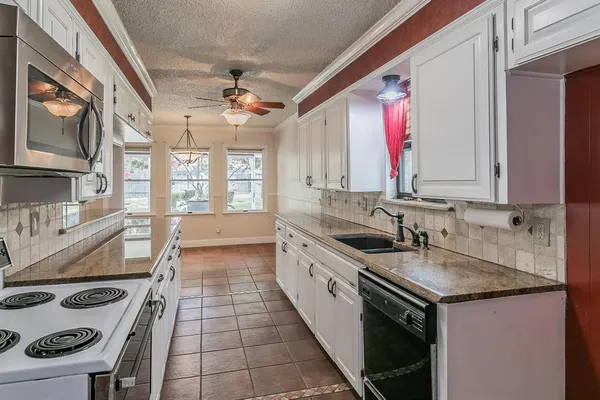 $299,000 | 5828 Westcrest Drive West, Edgecliff Village, TX 76134