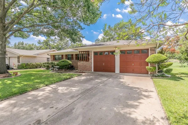 $299,000 | 5828 Westcrest Drive West, Edgecliff Village, TX 76134