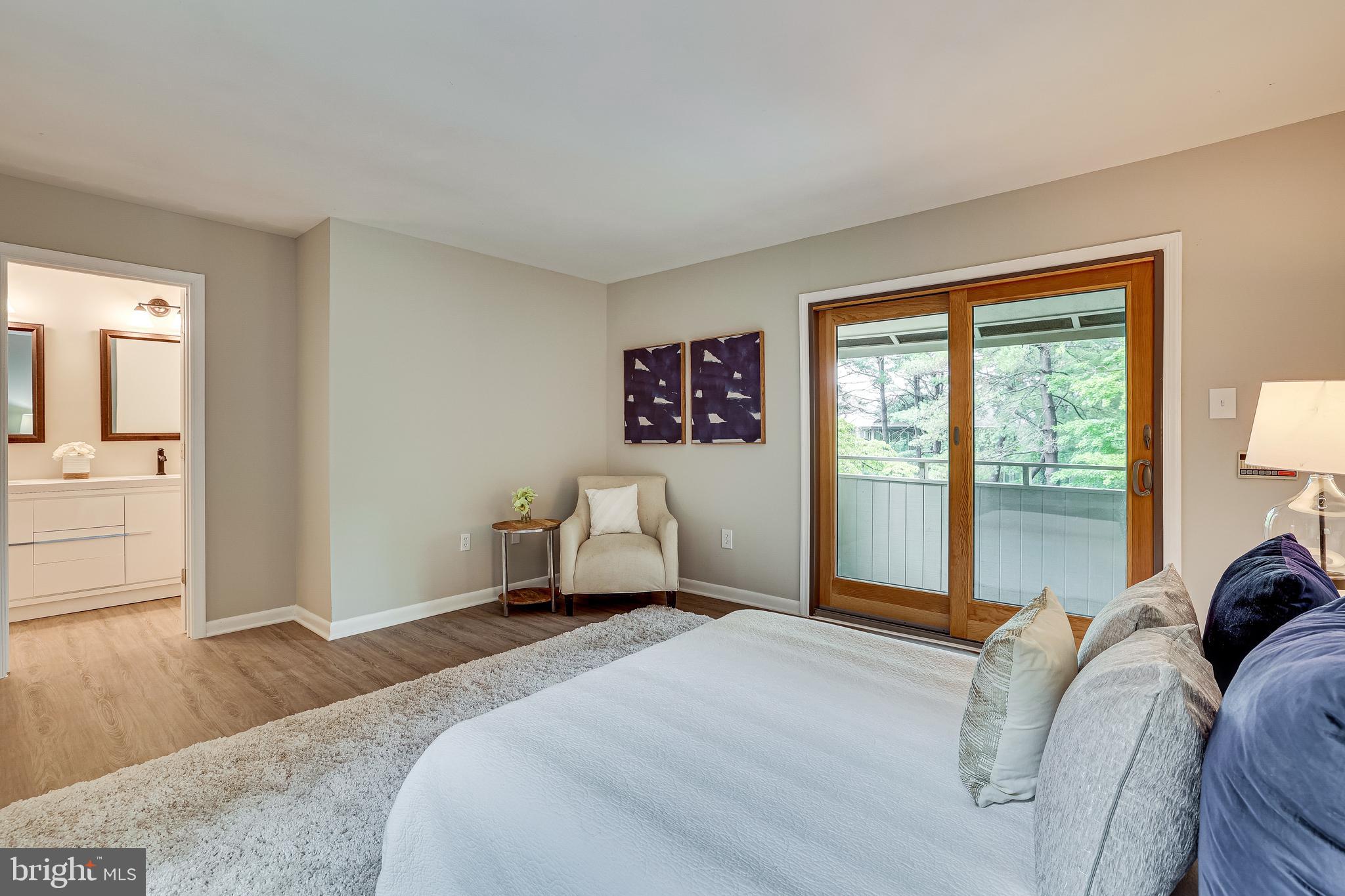 2039 Approach Lane Reston, VA 20191 - Photo 54 of 83 tons of Natural light!