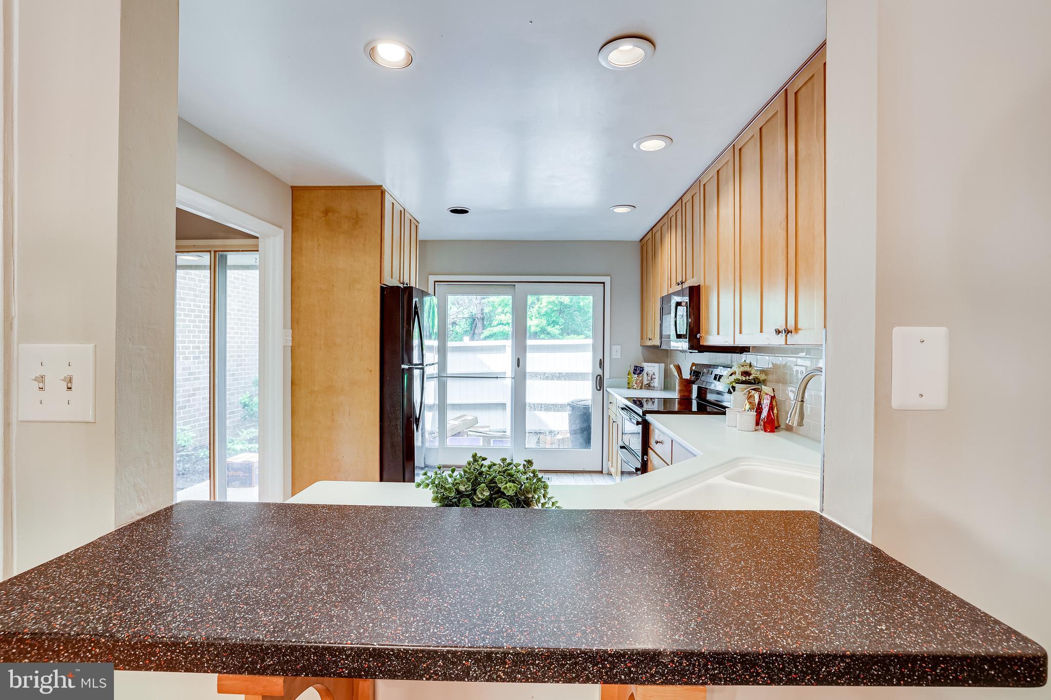 2039 Approach Lane Reston, VA 20191 - Photo 9 of 83 Breakfast Bar