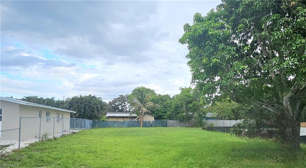 Bayside Street Naples, FL 34112 - Photo 3 of 20 a view of a backyard with a garden