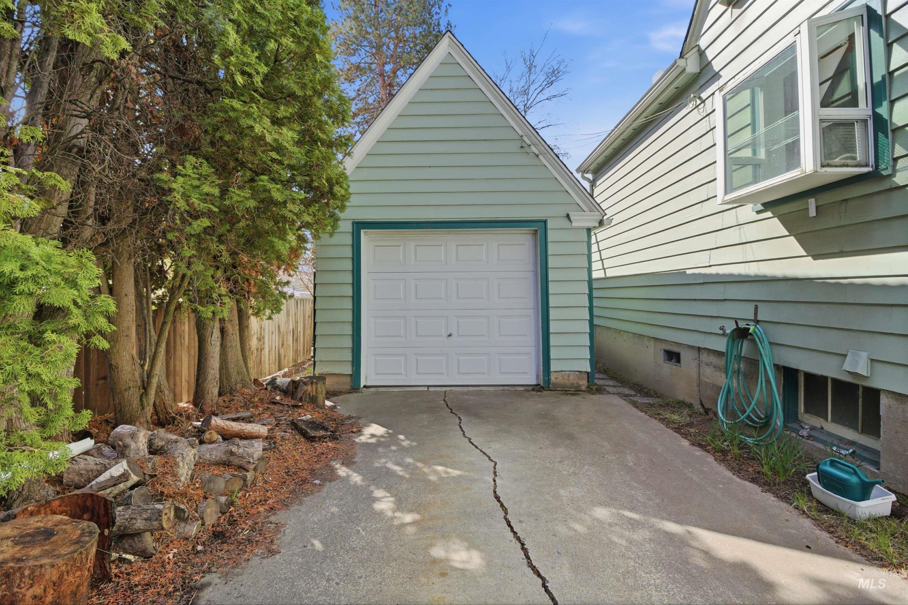 1117 East 6th Street Moscow, ID 83843 - Photo 6 of 46 Detached garage featuring driveway
