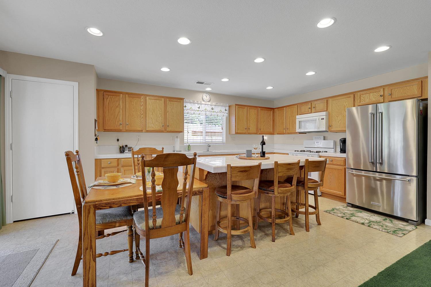 9840 Ellis Way Live Oak, CA 95953 - Photo 20 of 44 a view of a dining room with furniture