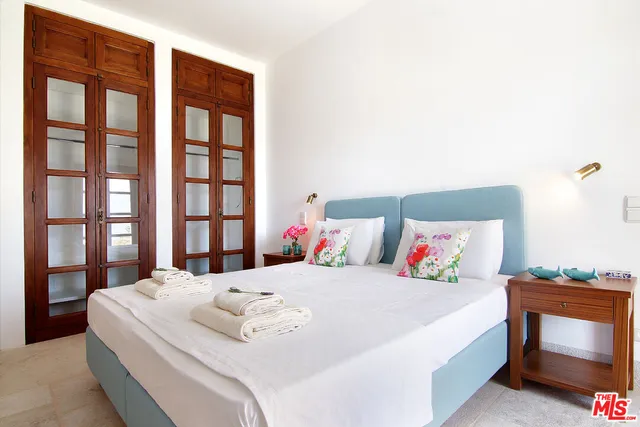 a view of a back yard