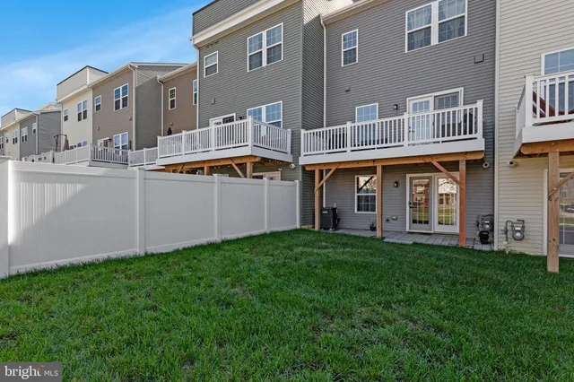 a view of an house with backyard